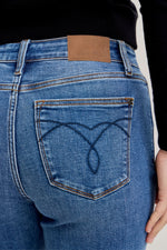 Load image into Gallery viewer, Judy Blue Mid Rise Boyfriend

